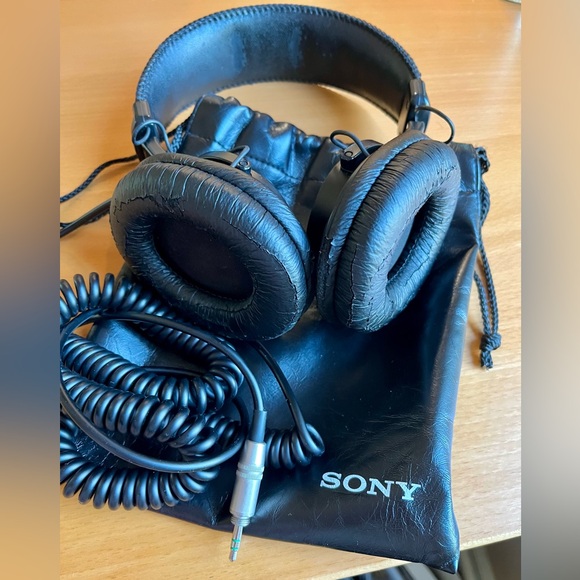 Sony MDR-V6 Headphones - Picture 3 of 4